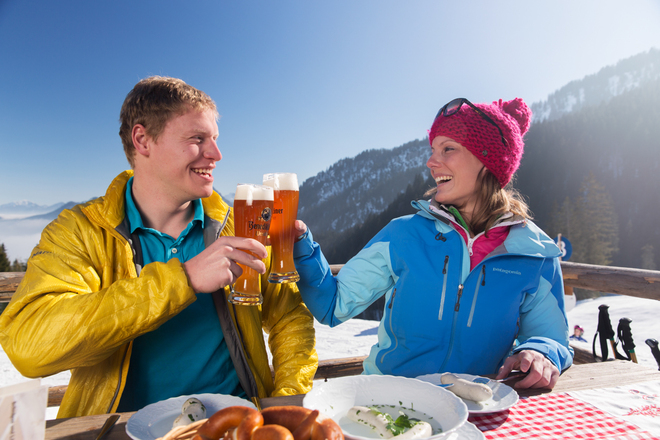 Schneeschuhwanderung von Unterammergau nach Oberammergau - Weißwurst und Bier auf der Kolbensattelhütte