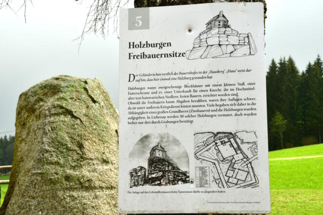 Zahlreiche Infotafeln beschreiben rätselhafte Schalensteine, Kultstätten und mystische Plätze