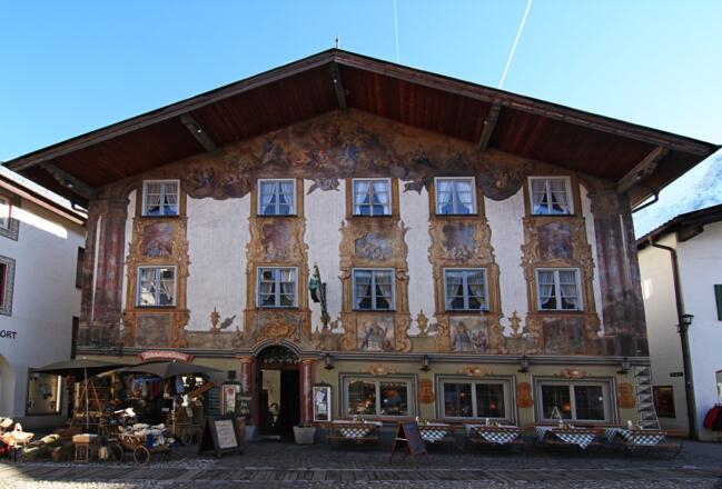 Fassade des Traditionsgasthaus Alpenrose