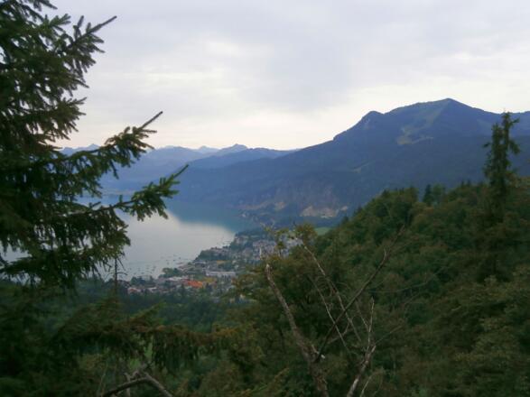 Beim Abstieg öffnet sich der Blick zum Wolfgangsee