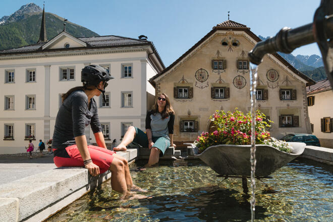 Innradweg, Unterengadin – Stopp am Brunnen in Scuol