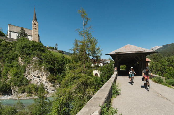 Innradweg, Unterengadin – Fahrt durch Scuol