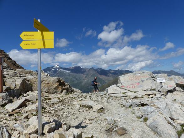 Eine Wegtafel weist auf der Seescharte den Weg zur Sulzenauhütte.