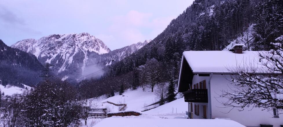 Haus im Winter mit Breitspitze