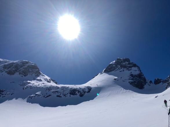 Auf ca. 3.000m. Linkerhand der Gipfelaufbau der Schnapfenspitze. Aufstieg auf der rechten Seite
