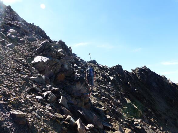 Schon bald ist der Sattel bzw. offizielle Übergang zur Müllerhütte erreicht.