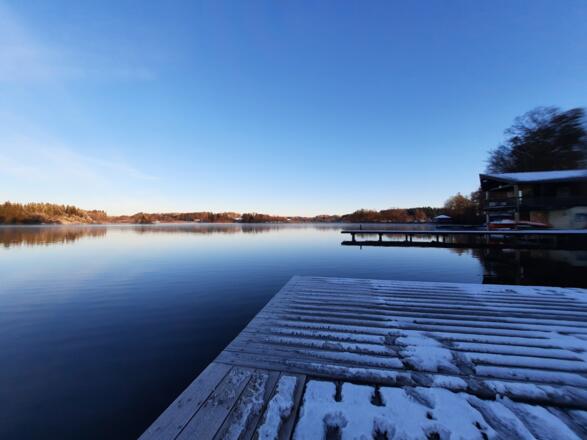 Steg am Hartsee im Winter