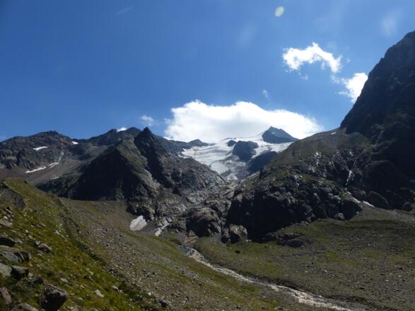 Wilder Freiger mit dem steilen Wilder Freiger-Ferner. Noch gut ist die Ausdehnung des Gletschers um 1850 zu sehen.