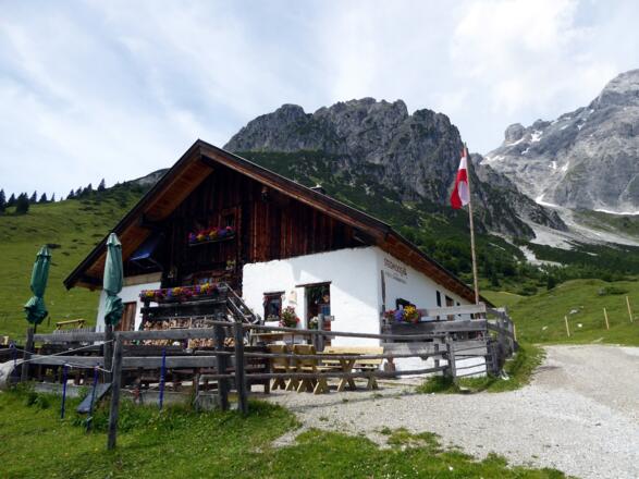Die Stegmoos Alm am Fuße des Hochkönigs ist die erste Zwischenstation.