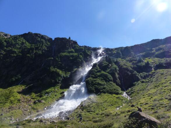 Der Sulzau-Wasserfall, der besonders am Nachmittag durch den Tagesgang des Gletscherbaches besonders imposant ist.