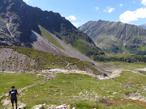 Nach der Überquerung des Gletscherbaches, münden wir in die Leo Schöpf Route ein.