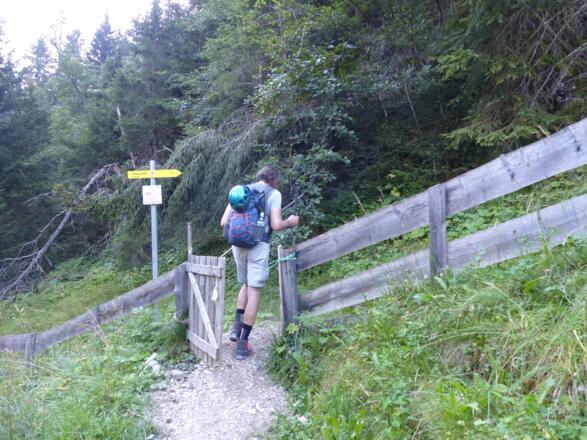 Eine Wegtafel weist ins Sandestal und zur Tribulaunhütte.