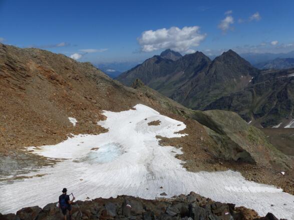 Dieses mittlerweile sehr kleine Firnfeld gilt es zu queren.