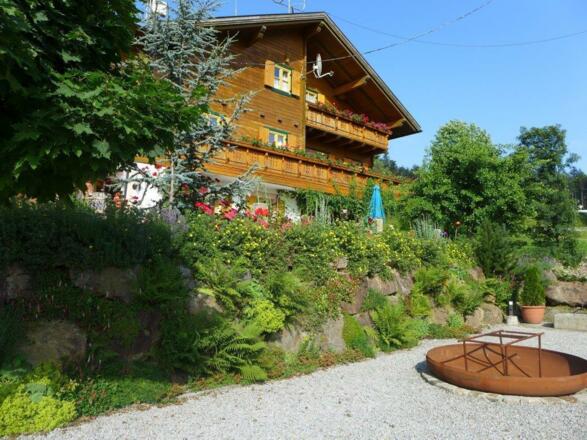 winterlich verschneites Ferienhaus