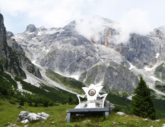 Seine Majestät, der Hochkönig im Hintergrund, hält sich noch leicht bedeckt.