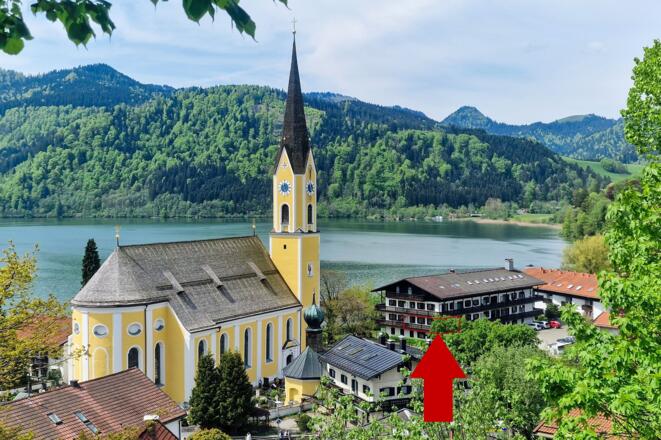 Lage der Wohnung (oberhalb des Pfeils im 1. Stock) vom Weinberg aus gesehen