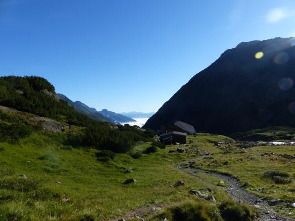 Blick über die Suzenauhütte über das nebelverhangene Stubaital.