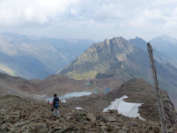Bei einem Holzstock (3038 m) geht es hinunter zur Nürnberger Scharte.