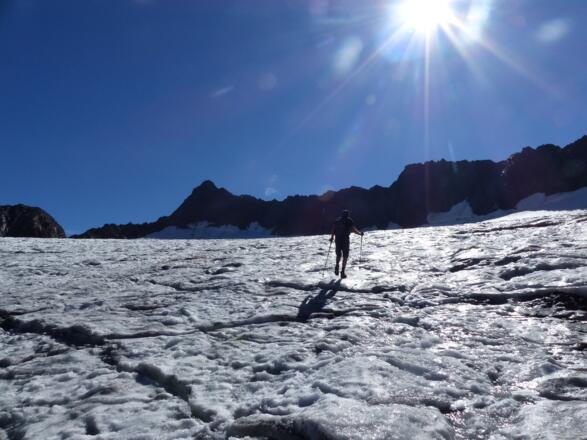 Der Gletscher ist blank und deshalb ist hier ein Gehen ohne Seil machbar, weil die Spalten sofort zu sehen sind.