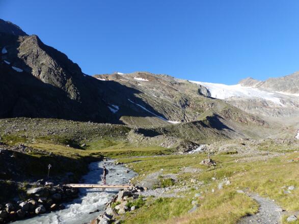 Schon bald nach der Schutzhütte wird der Sulzaubach überquert.