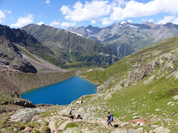 Der Grünausee - ein Juwel in den Stubaier Alpen. Hinten ragt die Ruderhofspitze empor.