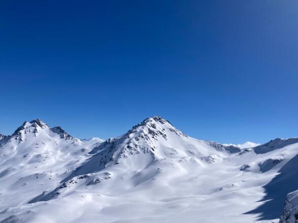Rückblick zur Abfahrt vom Lareinfernerjoch rechts im Bild. In Bildmitte die Lareinfernespitze, dann die Heidelbergerscharte und die Heidelbergerspitze links
