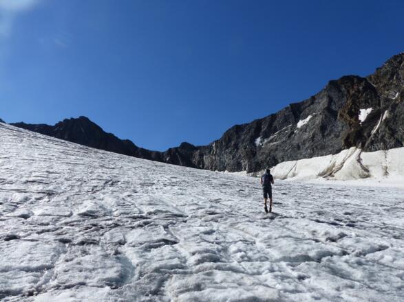 Wir steuern die Mitte des Gletschers an, weil sich linkerhand ein Gletscherbruch mit einer Spaltenzone befindet.