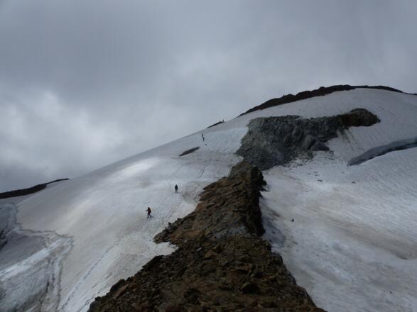 Entweder steigt man über den Gletscher angeseilt ab, oder man wählt die eisfreie Gratschneide.