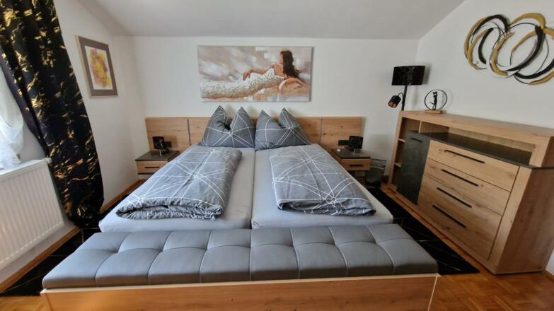 Schlafzimmer 1 (Eltern-Schlafzimmer)