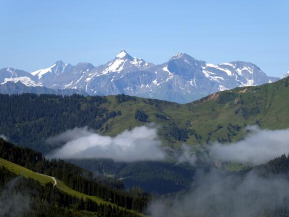 Die höchsten Berge Österreichs mit dem Großglockner (links) und dem Wiesbachhorn ( Mitte) tauchen auf.