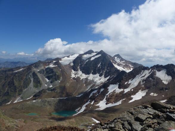 Blick auf zwei kleine Gletscherseen und auf die Feuersteine.