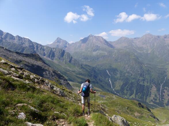 Am Dolomieuweg führt die Tour nun zur Bremer Hütte.