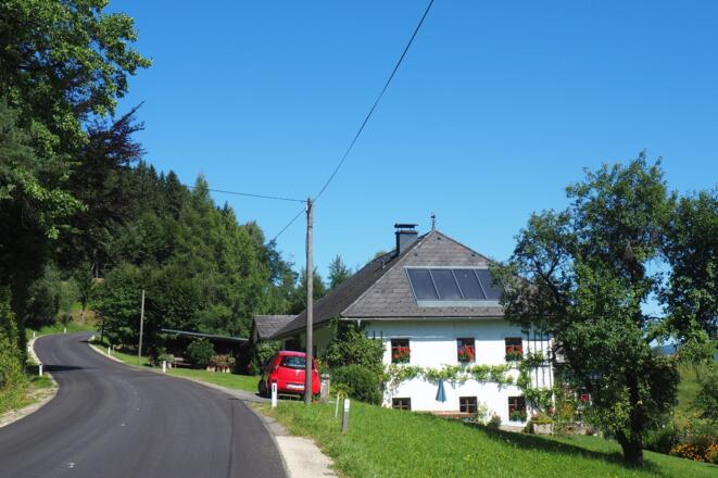 Nach dem Haus (Tafel rechts ~825 m) Bezirksstr. links verlassen