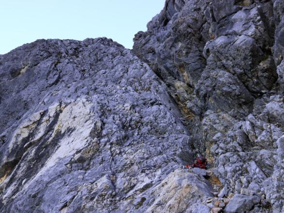 Einstieg Zellerführe in der Verschneidung neben dem weißen Fleck mit schwarzen Streifen
