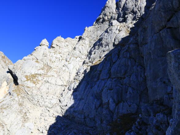der letzte Abschnitt: Vom Band in Rinne hoch, dann rechts und anschließend wieder gerade im Kamin nach oben