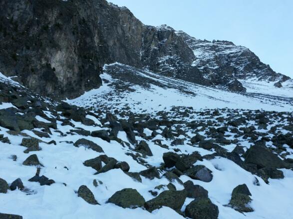 Im Zustieg. Rechts oben das Gully.