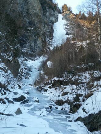 Brühl-Eisfall Übersicht mit Bachbett und Hauptfall.