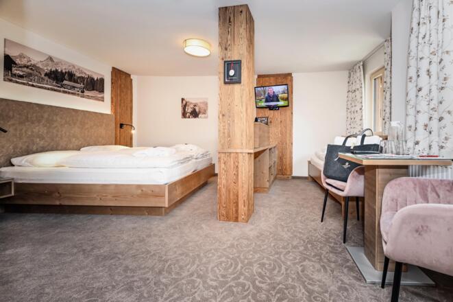 Hotel-Alpenfeuer-Montafon-Stammhaus-Dreibettzimmer