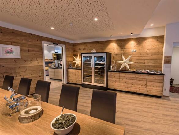 Hotel-Alpenfeuer-Montafon-Bar-Eingang-Speisesaal-W