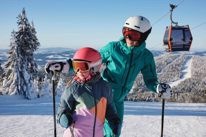 HochfichtWinterSkifahrerinKindGondel_OberoesterreichTourismusGmbHStefanMayerhofer