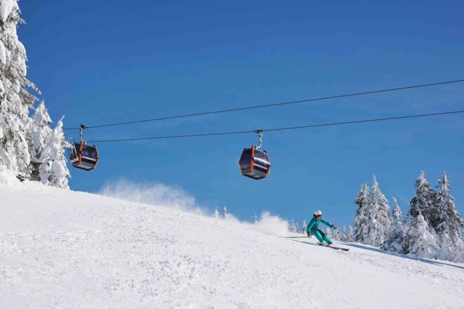 HochfichtWinterSkifahrerinAbfahrtGondelbahn_OberoesterreichTourismusGmbHStefanMayerhofer