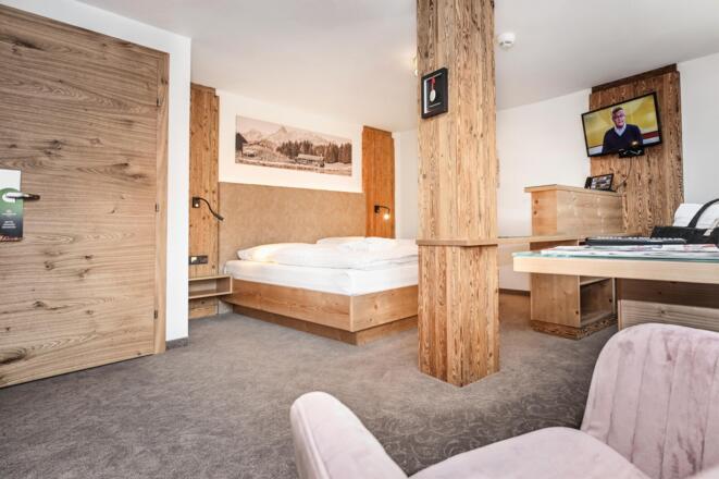 Hotel-Alpenfeuer-Montafon-Stammhaus-Dreibettzimmer