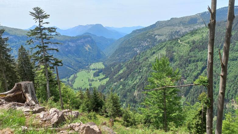 Beim Anstieg zur Ischler Hütte. In Bildmitte befindet sich die Rettenbachalm.