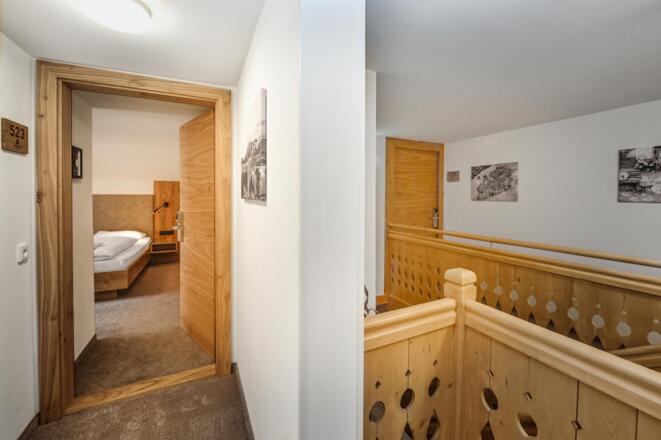 Hotel-Alpenfeuer-Montafon-Stammhaus-Gang-2