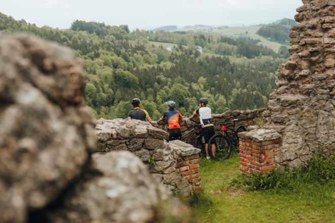 Mountainbiker bei der Ruine Waxenberg