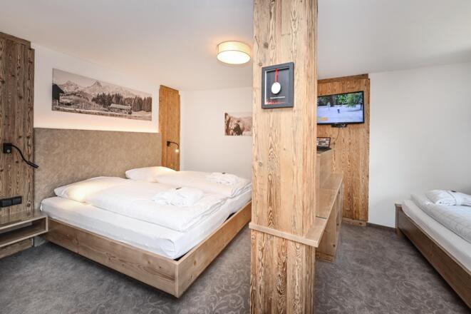 Hotel-Alpenfeuer-Montafon-Stammhaus-Dreibettzimmer