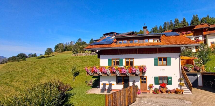 Liegewiese und Terrasse