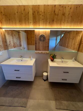 Großes Bad mit Blumen