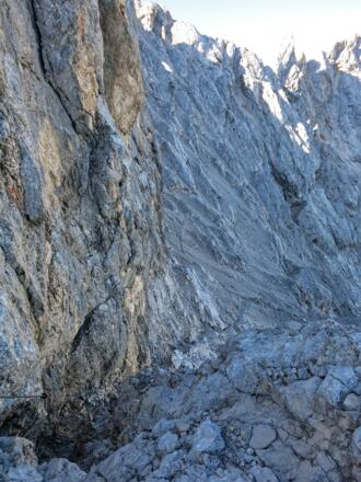 Seilversicherte Rinne am Beginn der Nordumgehung des Hochblassen