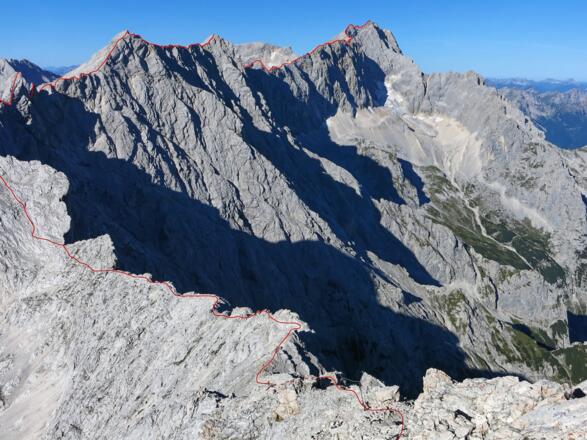 Blick vom Alpspitzgipfel zur Grießkarscharte und weiter über den Jubiläumsgrat von der Vollkarspitze bis zur Zugspitze